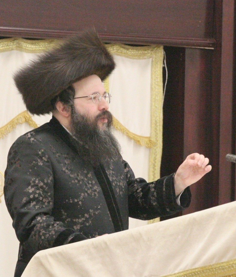Mordechai Dovid Unger of Bobov giving a shiur in 2008.
