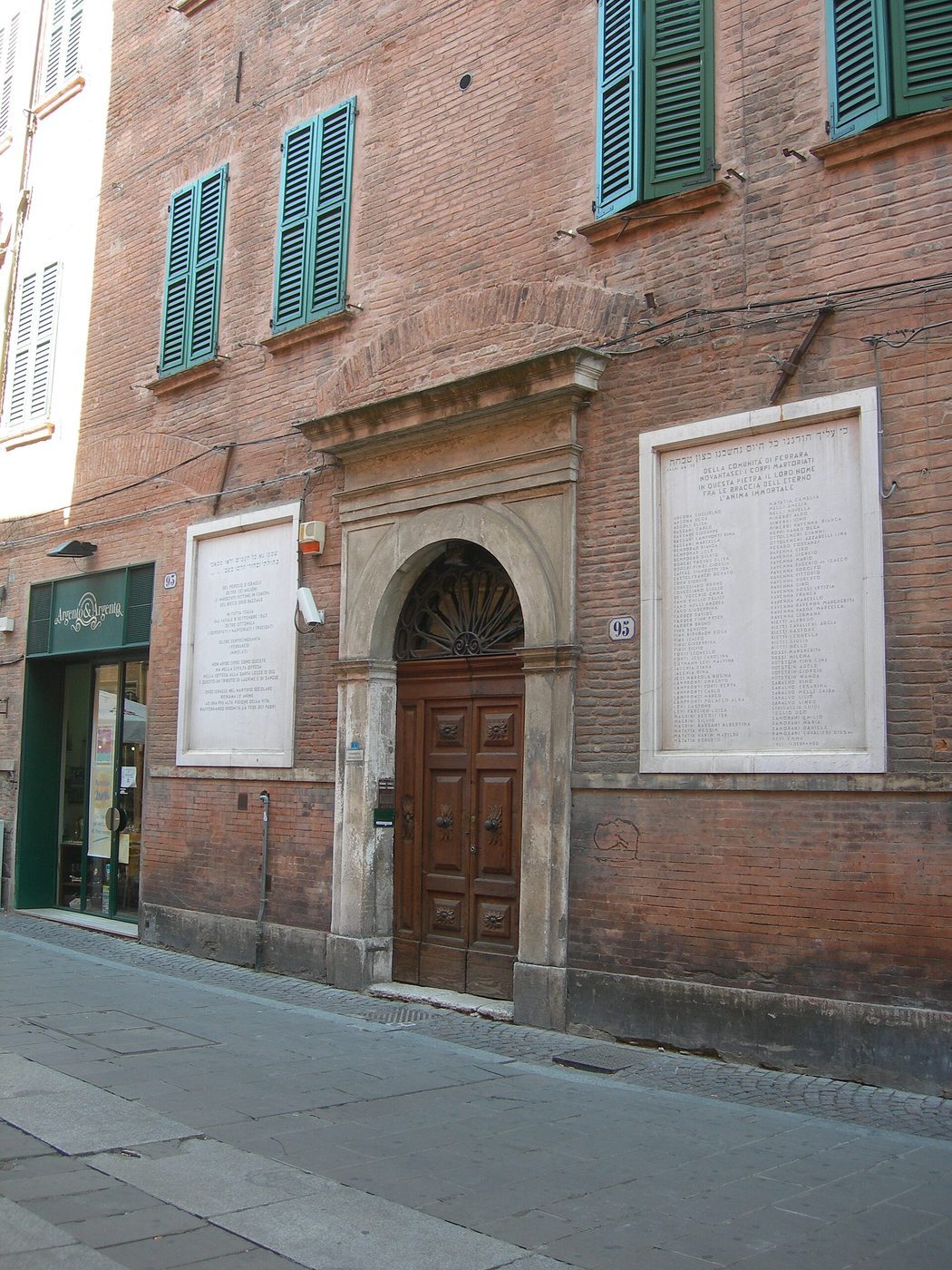 Plaque marking the former Synagoga Spagnola site in Ferrara today.