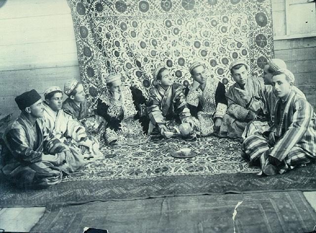 Mashhadi Jews in Bukhara in the 1930s, used as a diaspora-community image.