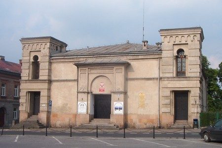 The synagogue exterior in Nowy Sącz today.