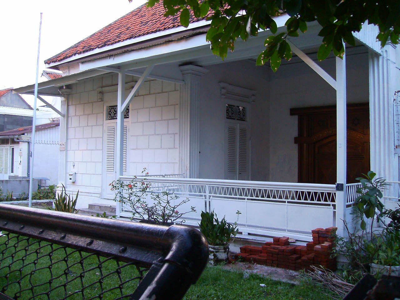 Surabaya Synagogue, 2007, a modest white building with a tiled roof.