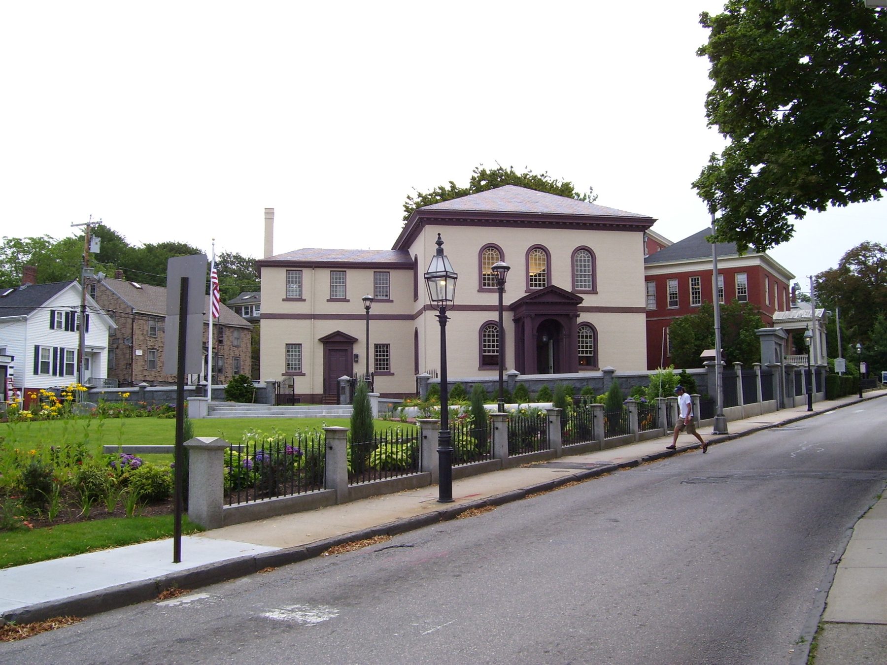 The Touro Synagogue, Newport, Rhode Island - a cream-coloured two-storey building with hipped roof, arched windows, and iron-railed forecourt.